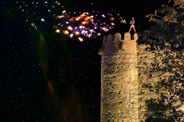 Человек Стоит Краю Стены Старой Крепости Фоне Ночного Пейзажа Звёздным — стоковое фото