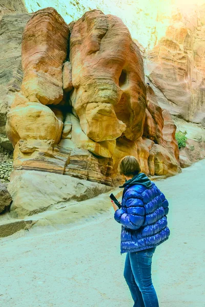 Girl Blue Jacket Looks Unusual Animal Boulder Rose City Petra — ストック写真
