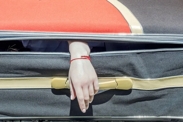 Női Kéz Jön Bőröndből Egy Meggyilkolásának Utánzása Egy Mániákus Vagy — Stock Fotó