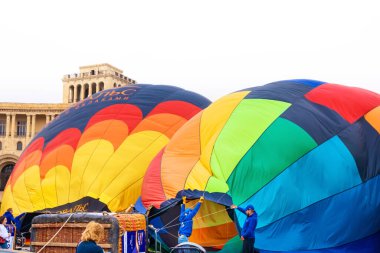 YEREVAN, ARMENIA - 15 Ekim 2022: Cumhuriyet Meydanı 'nda balon fırlatma hazırlıkları