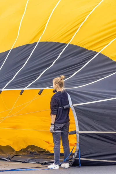 Spécialiste Jeune Fille Préparant Lancer Des Ballons Sur Place République — Photo