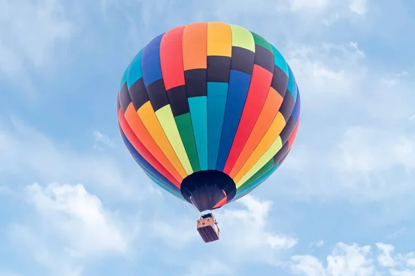 Lindo Balão Quente Multicolorido Contra Céu Azul — Fotografia de Stock