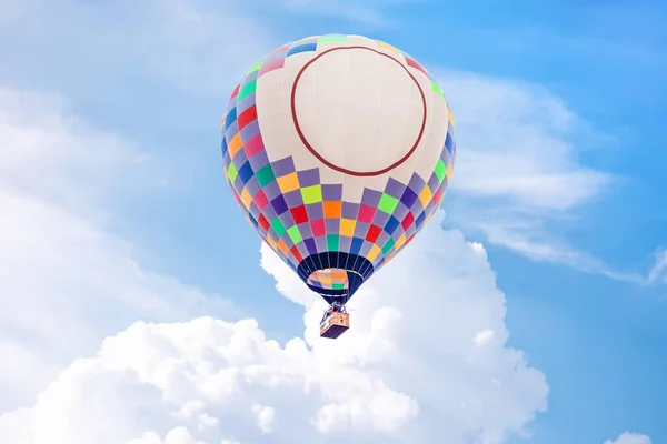 Ένα Όμορφο Πολύχρωμο Αερόστατο Θερμού Αέρα Ενάντια Στον Γαλάζιο Ουρανό — Φωτογραφία Αρχείου