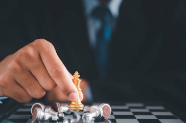 İş adamı satrancı elle hareket ettirir. Hatalar hakkındaki planlama konsepti rakip takımı devirir ve organizasyonun başarısı için gelişimi analiz eder..