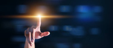 İş adamlarının elleri siyah zeminde geleceğin teknolojisine dokunuyor. Kopya alanı için yer var. Gelecekteki teknoloji konsepti. kavram fikri, kavram yeniliği.