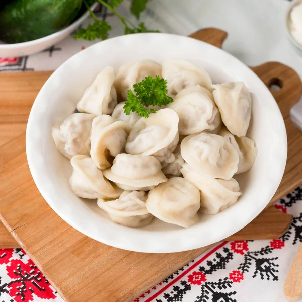 Dumplings Clay Plate Wooden Board Embroidered Tablecloth Vegetables Tomatoes Cucumbers — Stock Photo, Image