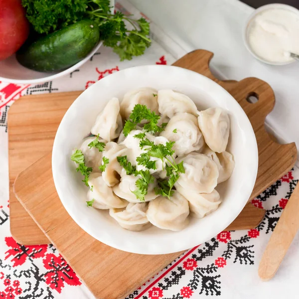 Dumplings Clay Plate Wooden Board Embroidered Tablecloth Vegetables Tomatoes Cucumbers — Stock Photo, Image