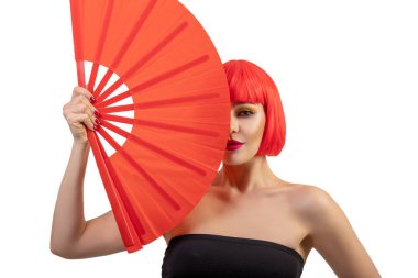 Kırmızı Peruklu ve Yelpazeli Kadın Portresi