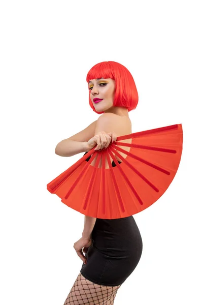 Retrato de mulher com peruca e ventilador vermelho — Fotografia de Stock