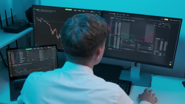 Finanzhändler, der im Büro mit Computern arbeitet und telefoniert, wenn er auf dem Weltfinanzmarkt handelt — Stockvideo