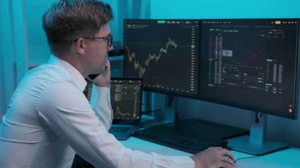 Financial Day Trader Munka Számítógép Multi Monitor Workstation Valós Idejű — Stock videók