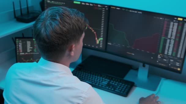 Financial Day Trader Arbeitet Einem Computer Mit Multi Monitor Workstation — Stockvideo
