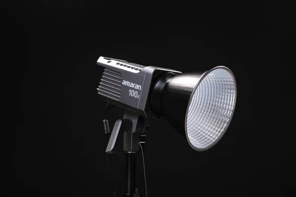Állandó Fény Világító Reflektorral Monoblokk Megjelenése Amaran 100 Fekete Háttér — Stock Fotó
