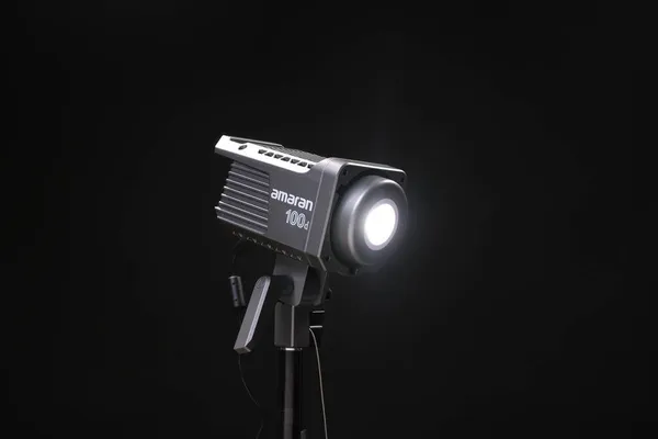 Світло Постійного Освітлення Ввімкнене Моноблокування Aputure Amaran 100 Чорному Тлі — стокове фото