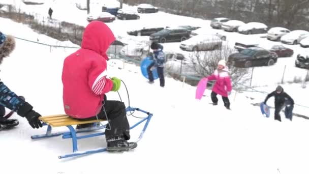 Ukraine Kiew Januar 2021 Menschen Rodeln Auf Einem Schneehügel Hof — Stockvideo