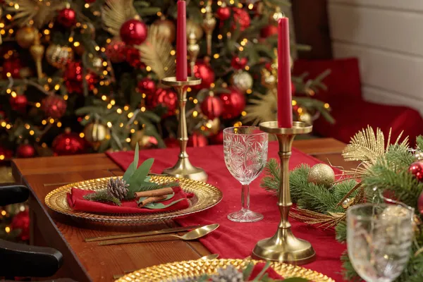 Kersttafel Gedekt Vakantie Decoraties Decor Nieuwjaarsviering Tafel Geserveerd Voor Kerstdiner — Stockfoto