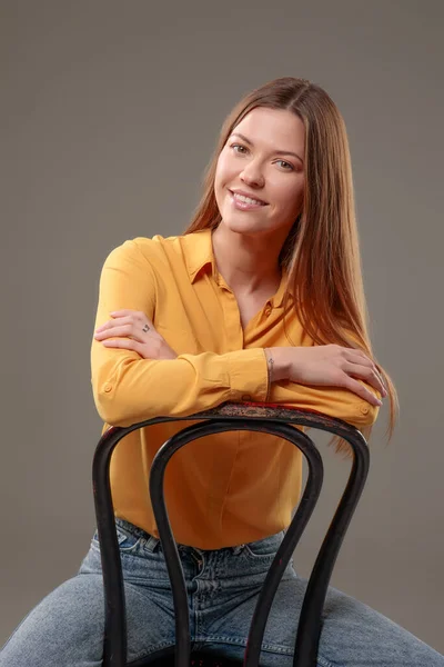 Retrato de una hermosa y elegante belleza morena de ensueño. —  Fotos de Stock