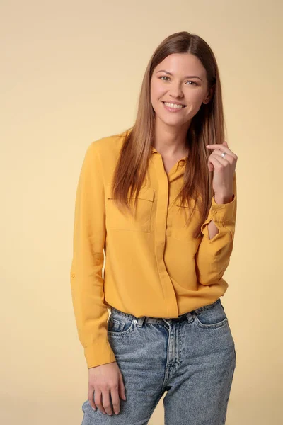 Brillante sonrisa en hermosa morena con camisa, retrato —  Fotos de Stock