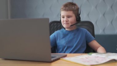 Video çağrısı. Uzaklık Eğitimi. Öğrenci videosu laptopla ara. Bilgisayar kullanarak çocuk videosuyla konuşmak. Ev Konferansı Eğitimi