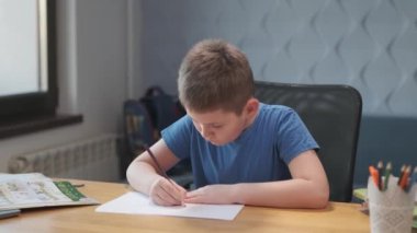 Ödev yapan düşünceli okul çocuğunun portresi. Zeki öğrenci evde online çalışıyor..