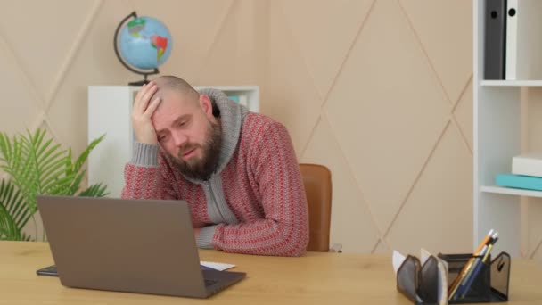 Trieste bebaarde man in kantoor of appartement kamer verveeld of wil slapen. Leraar heeft videoconferentie. — Stockvideo