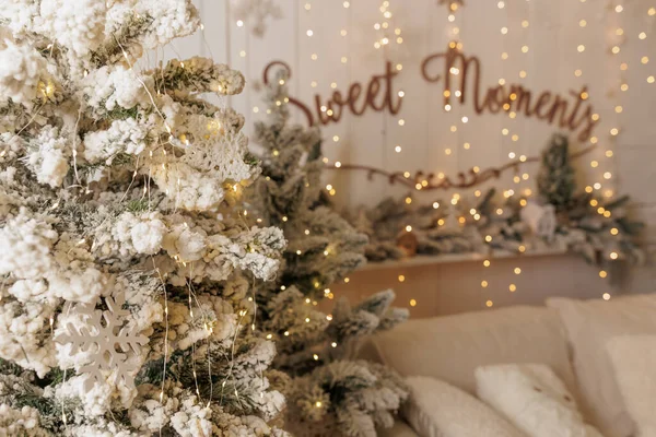 Beautiful Christmas home decor in white colours. Close up. — Stok fotoğraf