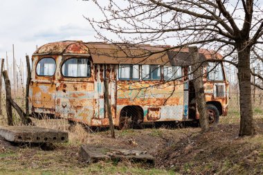 Ukrayna 'da yanmış, terk edilmiş, paslı bir otobüs.