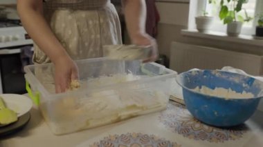 Lezzetli bir pasta pişirmeye birlikte un ve maddeler eleme bir şef görüntü kadar kapatın.