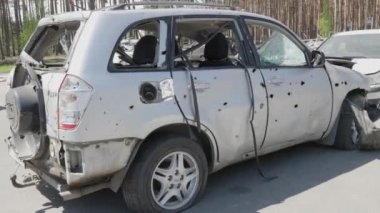 Irpin, Kyiv bölgesi, Ukrayna - 6 Mayıs 2022: Irpin 'deki araba mezarlığı, Ukrayna' daki Rus ordusunun işgalinin sonuçları. Sivil nüfusun tahrip ettiği arabalar..