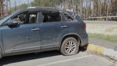 Irpin, Kyiv bölgesi, Ukrayna - 6 Mayıs 2022: Irpin 'deki araba mezarlığı, Ukrayna' daki Rus ordusunun işgalinin sonuçları. Sivil nüfusun tahrip ettiği arabalar..