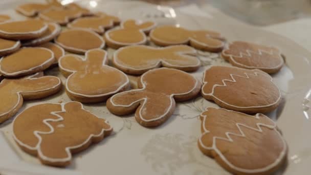 Handmade decoration of cookies at confectionery. — стоковое видео