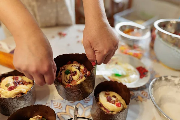 Een Vrouwelijke Kok Legt Deeg Met Gekonfijte Vruchten Papieren Mallen — Stockfoto