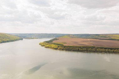 Dinyester Nehri 'nin muhteşem hava manzarası. Pahalı kıyıları var. Bakota Ulusal Doğal Parkı, Podolskie Tovtry, Ukrayna. Uçan bir dronun güzel manzarası.