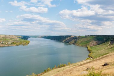 Dinyester Nehri 'nin muhteşem hava manzarası. Pahalı kıyıları var. Bakota Ulusal Doğal Parkı, Podolskie Tovtry, Ukrayna. Uçan bir dronun güzel manzarası.