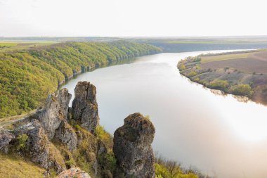 Dinyester Nehri 'nin muhteşem hava manzarası. Pahalı kıyıları var. Bakota Ulusal Doğal Parkı, Podolskie Tovtry, Ukrayna. Uçan bir dronun güzel manzarası.