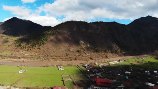 Στο Δρόμο Για Μπορουμι Γεωργια Αεροφωτογραφία Καταπράσινων Βουνών Και Πλαγιές — Αρχείο Βίντεο