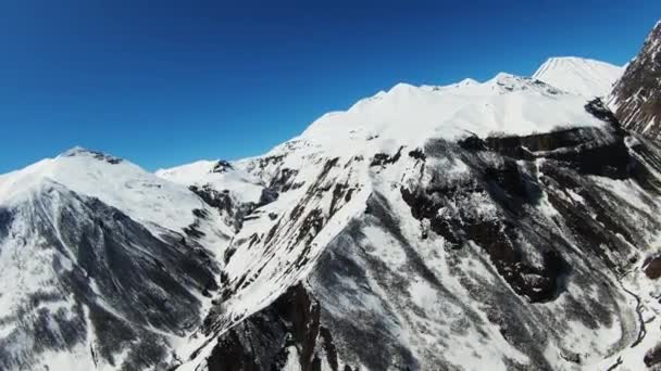 Flygfoto Över Vackra Snöiga Berg Gudauri Georgien Fotografering Från Kvadcopter — Stockvideo