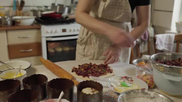 Жіночі Руки Перекручують Тісто Родзинками Цукатами Сире Тісто Торта Краффіна — стокове відео
