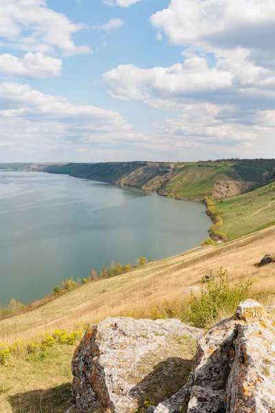 Dinyester Nehri 'nin muhteşem hava manzarası. Pahalı kıyıları var. Bakota Ulusal Doğal Parkı, Podolskie Tovtry, Ukrayna.