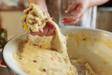 Mutfak, yemek pişirme, pişirme konsepti. Kadın eli hamuru yoğurur, önlüklü tanınmaz bir kadın mutfakta yemek pişirir, hamur işi, kurabiye, pasta ya da turta yapar.