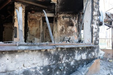 19 Mayıs 2022, Ukrayna, Kyiv bölgesi, Irpen şehri. Rusya 'nın Ukrayna' ya karşı savaşı. Rus ordusunun bombardımanı yüzünden yıkılan ve yakılan evler. Rus işgalinin sonuçları..