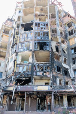 19 Mayıs 2022, Ukrayna, Kyiv bölgesi, Irpen şehri. Rusya 'nın Ukrayna' ya karşı savaşı. Rus ordusunun bombardımanı yüzünden yıkılan ve yakılan evler. Rus işgalinin sonuçları..