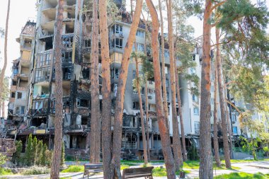 19 Mayıs 2022, Ukrayna, Kyiv bölgesi, Irpen şehri. Rusya 'nın Ukrayna' ya karşı savaşı. Rus ordusunun bombardımanı yüzünden yıkılan ve yakılan evler. Rus işgalinin sonuçları..