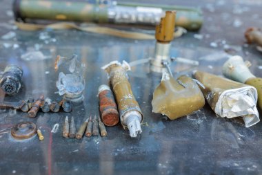 19 Mayıs 2022, Irpen şehrinde Ukrayna 'da mermi ve parçalanmış mermi parçaları kullanıldı. Russo-Ukrayna Savaşı 2022