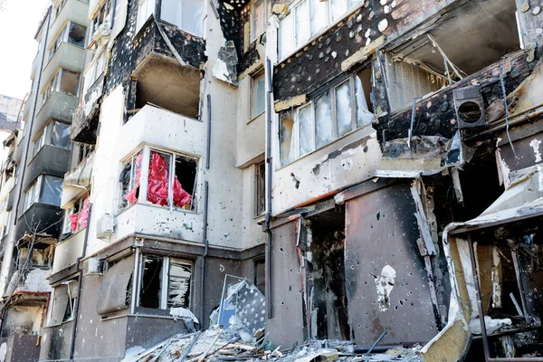 19 Mayıs 2022, Ukrayna, Kyiv bölgesi, Irpen şehri. Rusya 'nın Ukrayna' ya karşı savaşı. Rus ordusunun bombardımanı yüzünden yıkılan ve yakılan evler. Rus işgalinin sonuçları..