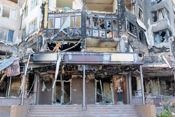 19 Mayıs 2022, Ukrayna, Kyiv bölgesi, Irpen şehri. Rusya 'nın Ukrayna' ya karşı savaşı. Rus ordusunun bombardımanı yüzünden yıkılan ve yakılan evler. Rus işgalinin sonuçları..