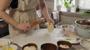Kadınlar masaya un tozu dökerek para akıtırlar. Bu yüzden ahşap raptiyeyle hazırlanmaz.