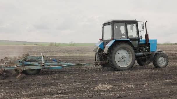 Tracteur Cultive Sol Champ Chaume Pour Semer Grain Travaux Agricoles — Video