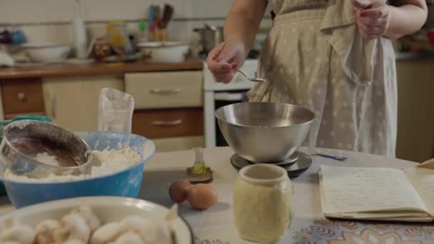 Damekokk Tilsetter Sukker Tilberede Deig Blandeskål Kokekurs Brød Dessertoppskrifter Familiebedrift – stockvideo