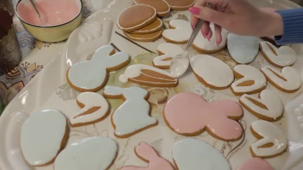 쿠키를 화이트 크림으로 장식하고 제과점에서는 진저브레드 케이크에 봉지에서 있습니다 — 비디오